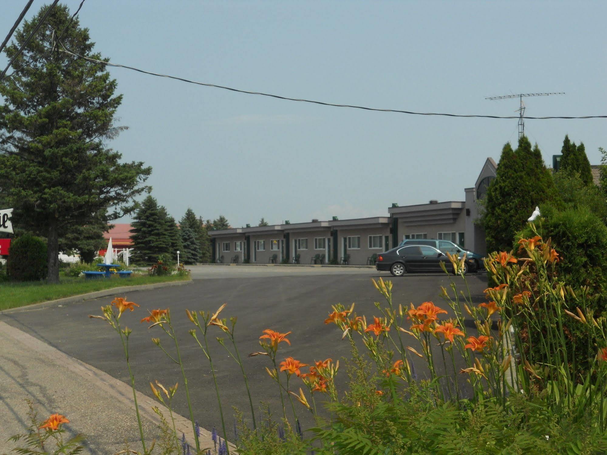 Motel Normandie Louiseville エクステリア 写真